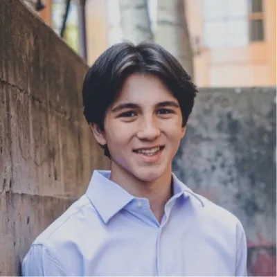 Holden Bronson headshot
